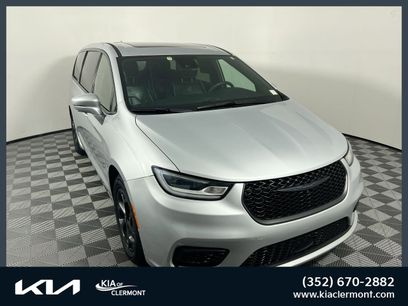 Used 2022 Chrysler Pacifica Limited w/ Uconnect Theater Family Group