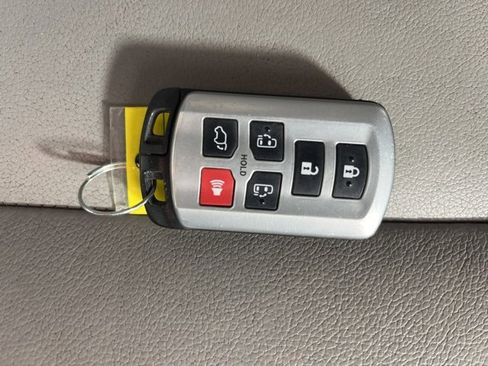 Used 2020 Toyota Sienna XLE image 17