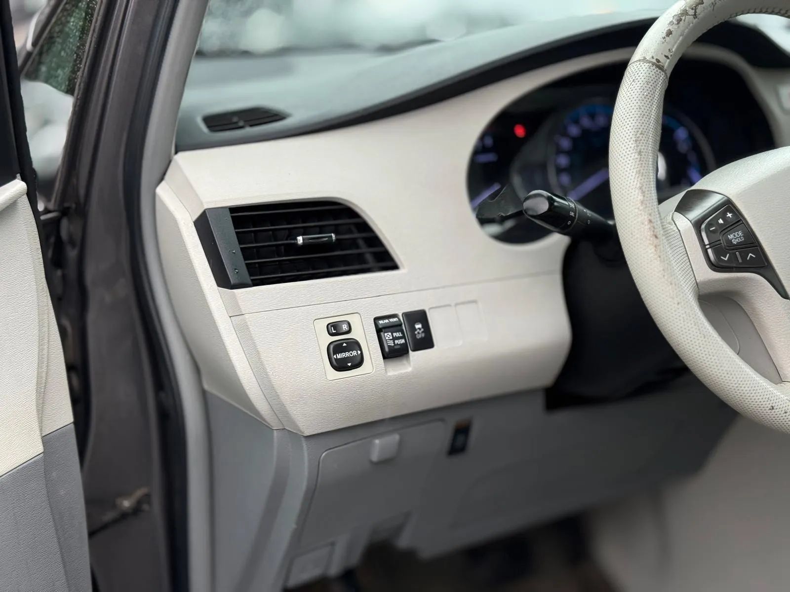 Used 2011 Toyota Sienna XLE w/ Entertainment Pkg FWD image 13