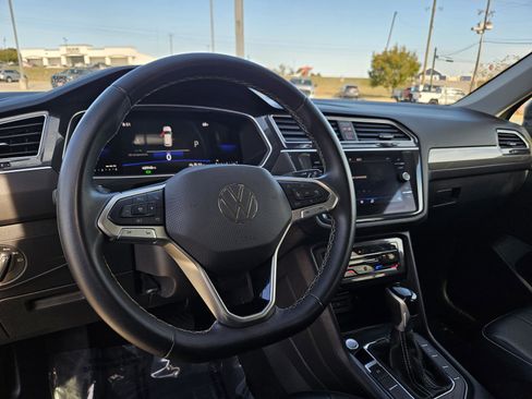 Used 2024 Volkswagen Tiguan SE image 10