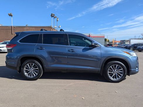 Used 2019 Toyota Highlander XLE FWD image 3