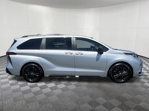 Used 2025 Toyota Sienna XSE AWD/4WD image 7