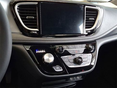 Certified 2023 Chrysler Pacifica Touring-L w/ S Appearance Package image 9