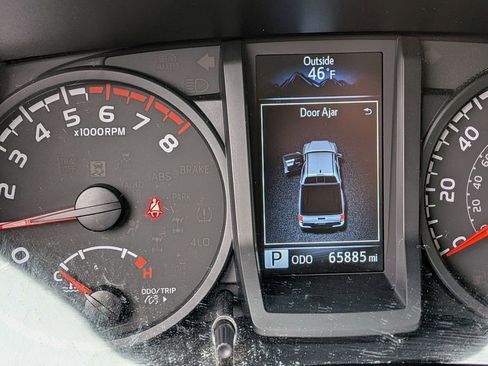 Used 2022 Toyota Tacoma SR w/ SR Convenience Package image 12