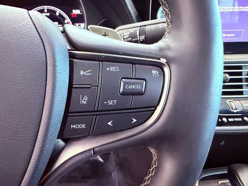 Used 2023 Lexus LS 500 w/ Accessory Package (Z2) image 21