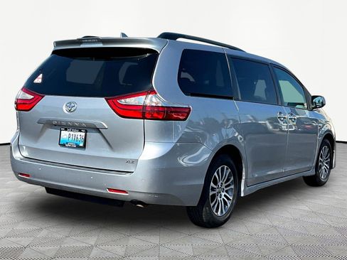 Used 2018 Toyota Sienna XLE Premium FWD image 6