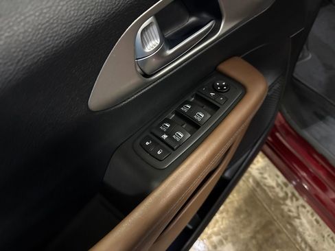 Used 2021 Chrysler Pacifica Limited w/ Uconnect Theater Family Group image 13