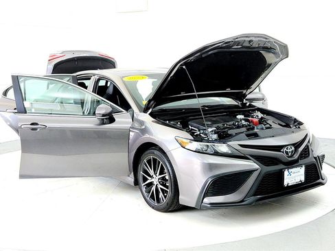 Used 2024 Toyota Camry SE w/ Cold Weather Package image 9