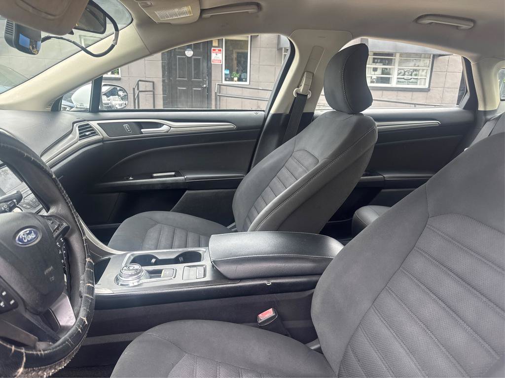 Used 2017 Ford Fusion SE FWD image 9