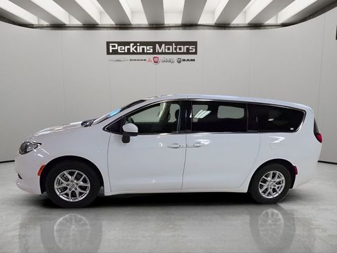 Certified 2023 Chrysler Voyager LX FWD image 2