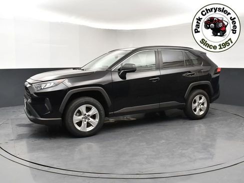 Used 2021 Toyota RAV4 LE AWD/4WD image 3