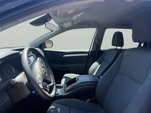 Used 2019 Toyota Highlander LE AWD/4WD image 12
