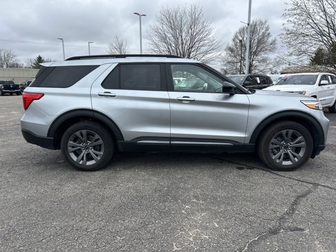 Used 2022 Ford Explorer XLT w/ XLT Sport Appearance Package AWD/4WD image 2