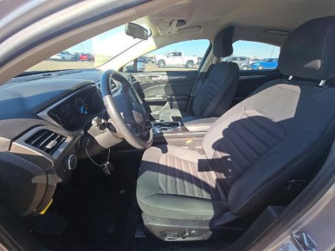 Used 2017 Ford Fusion SE FWD image 2