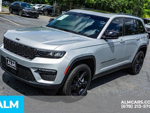 Used 2025 Jeep Grand Cherokee Limited w/ Luxury Tech Group II RWD image 14