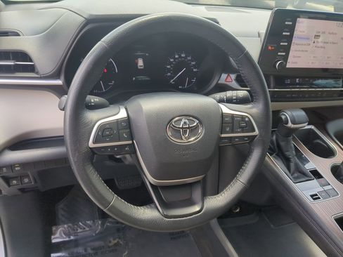 Used 2021 Toyota Sienna XLE FWD image 18