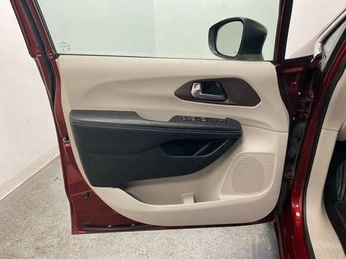 Used 2020 Chrysler Voyager Lxi image 17