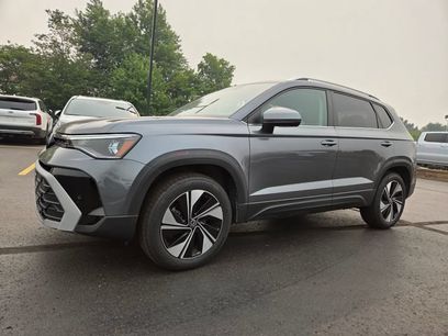 Used 2026 Volkswagen Taos SE w/ Panoramic Sunroof Package