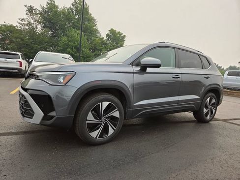 Used 2026 Volkswagen Taos SE w/ Panoramic Sunroof Package AWD/4WD image 1