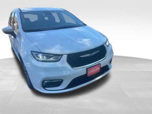 Used 2023 Chrysler Pacifica Touring-L FWD image 36