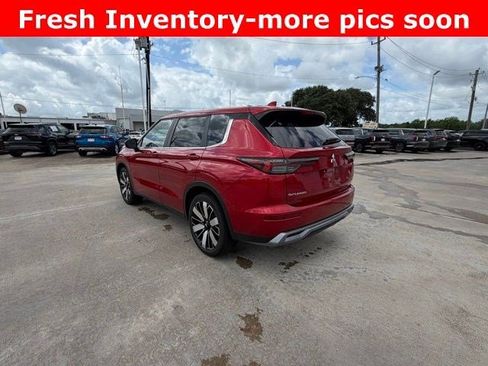 Used 2025 Mitsubishi Outlander SE image 2
