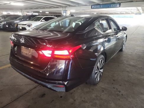 Used 2022 Nissan Altima 2.5 SV FWD image 2