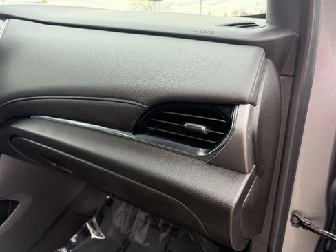 Used 2023 Chevrolet Traverse LT image 14