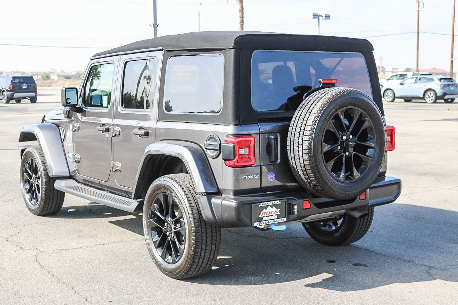 Used 2023 Jeep Wrangler Unlimited Sahara w/ Cold Weather Group AWD/4WD image 8
