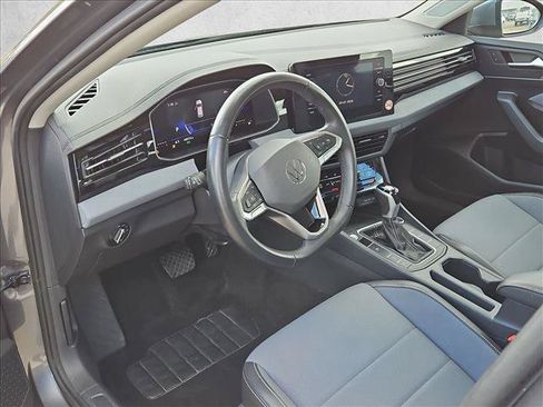 Used 2025 Volkswagen Jetta SE FWD image 10