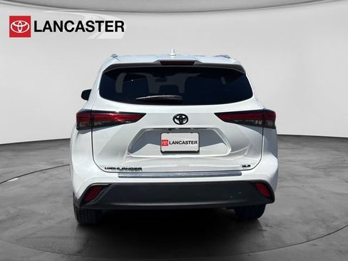 Used 2023 Toyota Highlander XLE FWD image 6
