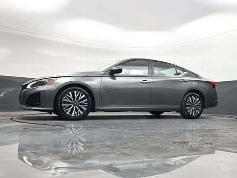 Used 2025 Nissan Altima 2.5 SV FWD image 34