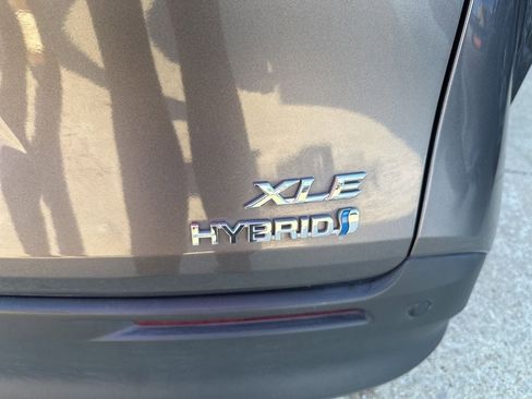 Used 2021 Toyota Sienna XLE FWD image 3