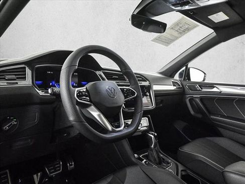 Used 2022 Volkswagen Tiguan SE R-Line image 10