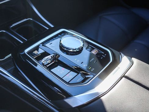 Used 2025 BMW 740i w/ Premium Package image 19