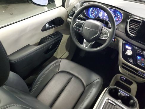 Used 2024 Chrysler Pacifica Touring-L FWD image 15