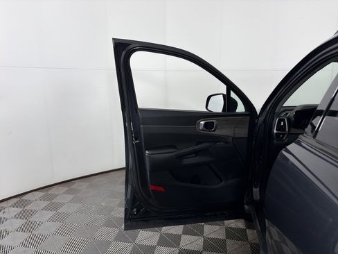 Certified 2022 Kia Sorento S w/ Panoramic Sunroof Package image 18