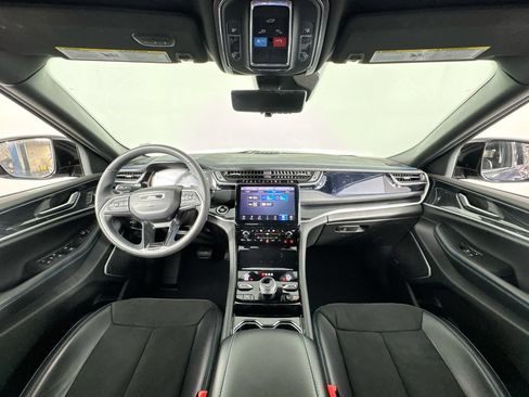 Used 2023 Jeep Grand Cherokee Trailhawk w/ Luxury Tech Group III AWD/4WD image 15