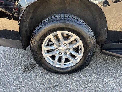 Used 2022 Chevrolet Suburban LT w/ Luxury Package image 11