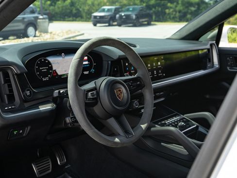 Used 2024 Porsche Cayenne S AWD/4WD image 25