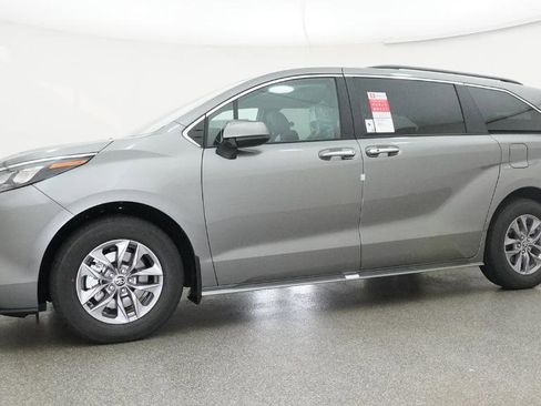 New 2026 Toyota Sienna XLE FWD image 38