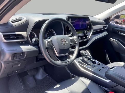 Used 2025 Toyota Highlander XLE FWD image 17