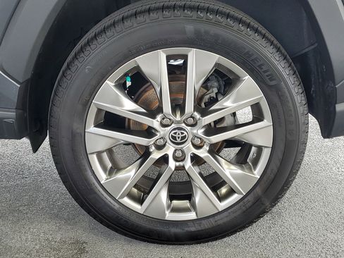 Used 2021 Toyota RAV4 XLE Premium FWD image 7