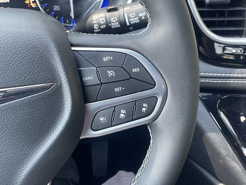 Used 2026 Chrysler Pacifica Limited FWD image 19