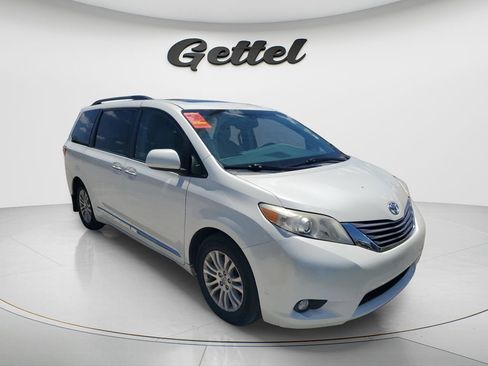 Used 2017 Toyota Sienna XLE w/ XLE Navigation Package image 2