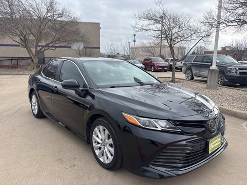Used 2020 Toyota Camry LE image 3