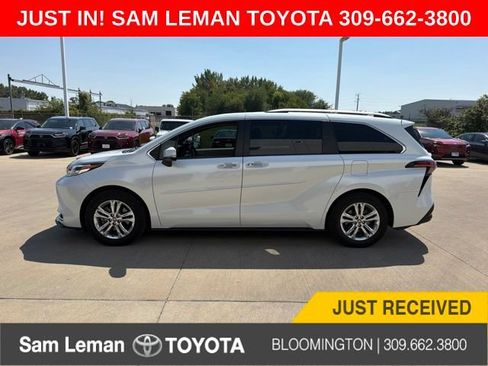 Used 2022 Toyota Sienna Platinum AWD/4WD image 1