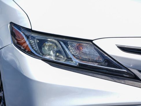 Used 2019 Toyota Camry SE w/ Carpet Mat Package FWD image 4