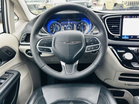 Used 2023 Chrysler Pacifica Touring-L image 15