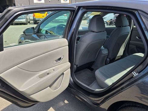 Used 2022 Hyundai Elantra SEL FWD image 13