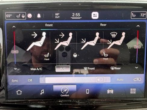 Used 2021 Chrysler Pacifica Touring-L w/ Uconnect Theater Family Group FWD image 10